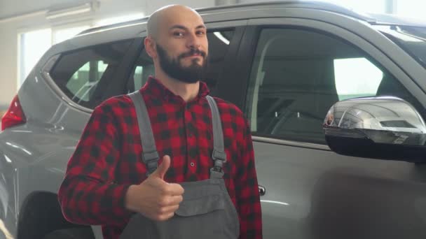 Araba tamirhanesinde sakallı tamirci. Araba servisi, onarım ve bakım — Stok video
