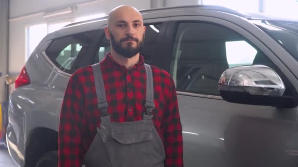 Meccanico barbuto in officina. Assistenza, riparazione e manutenzione auto — Video Stock