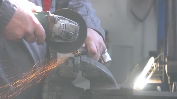 Ambachtelijk zagen van metaal met schijfmolen in werkplaats. Man werkte over het staal — Stockvideo