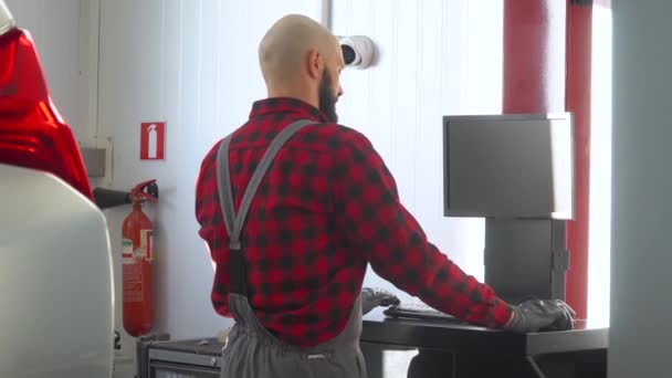 Profesyonel tamirci araba tamir istasyonunda bilgisayar kullanıyor — Stok video