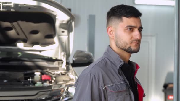 Mecánico profesional en taller de reparación de automóviles. Servicio, reparación y mantenimiento de automóviles — Vídeos de Stock