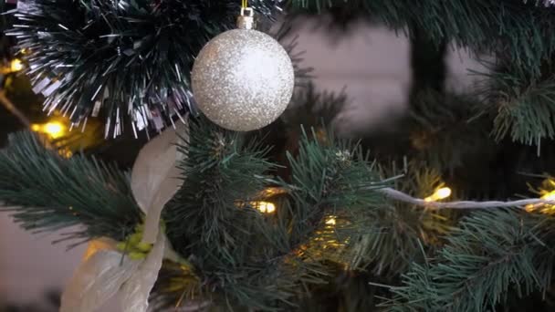 Рождественская елка с игрушками дома — стоковое видео
