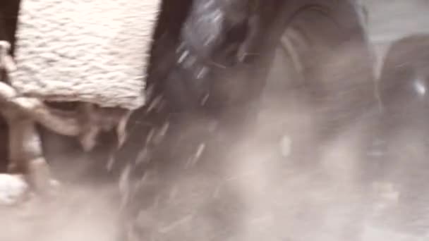 Traktor reinigt Schnee in der Nacht — Stockvideo
