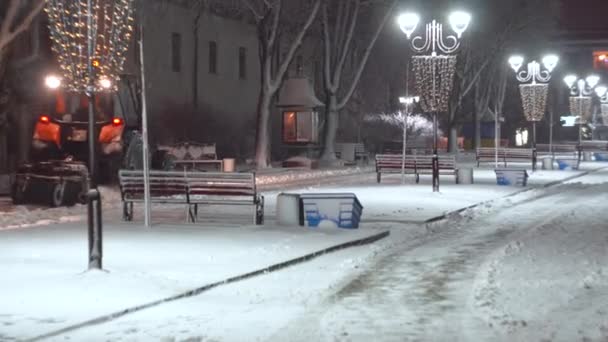 Traktor membersihkan salju di kota malam — Stok Video