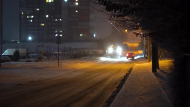 Трактор прибирання снігу в нічному місті — стокове відео