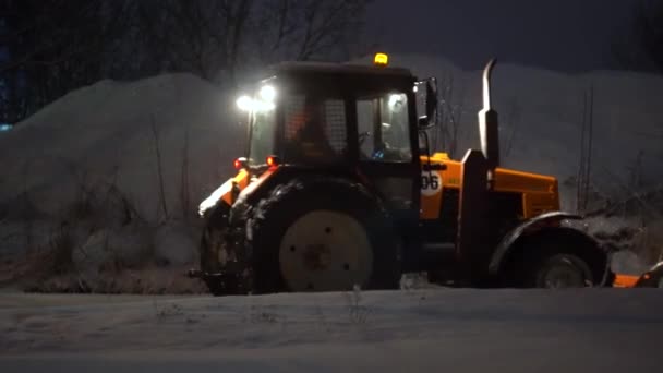 Tractor cleaning snow in the night city — 图库视频影像