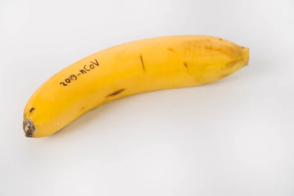 Banana con texto CORONAVIRUS. Virus 2019-n CoV en Wuhan — Foto de Stock