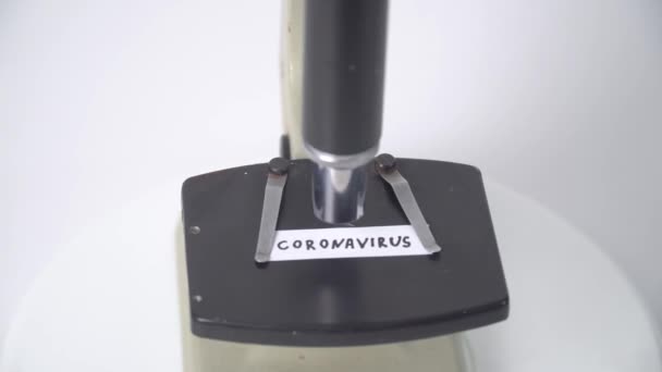 Microscópio com vírus 2019-n texto CoV. CORONAVIRUS em Wuhan, China — Vídeo de Stock