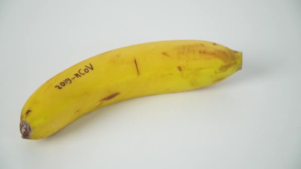 Banana with CORONAVIRUS text. Virus 2019-n CoV in Wuhan — 图库视频影像