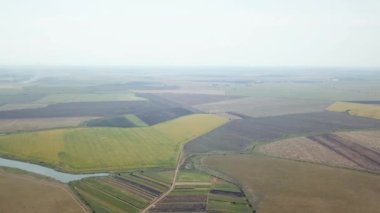Yazın güneşli bir günde köyün çevresindeki hava manzarası