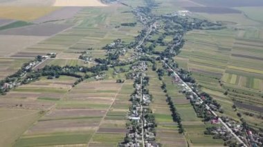 Yazın güneşli bir günde köyün havadan görünüşü