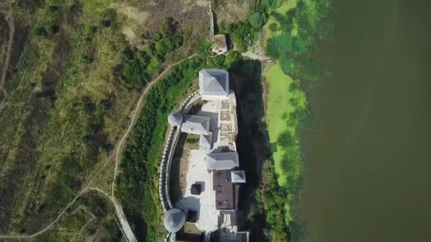 Widok z lotu ptaka na średniowieczny zamek w pobliżu rzeki. Zamek Hotyn na Ukrainie — Wideo stockowe