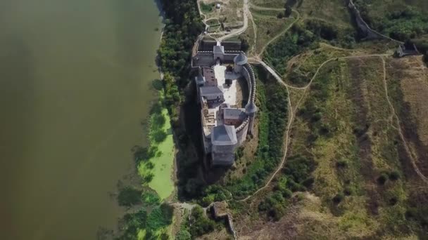 Flygfoto över medeltida slott nära floden. Hotyn slott i Ukraina — Stockvideo