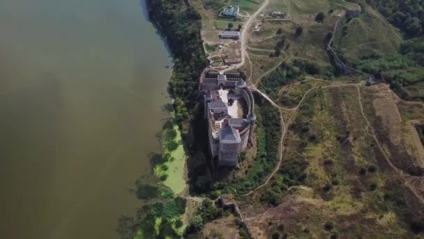 Vista aérea do castelo medieval perto do rio. Castelo de Hotyn na Ucrânia — Vídeo de Stock