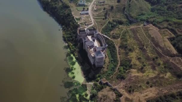 Luchtfoto van middeleeuws kasteel bij de rivier. Hotyn kasteel in Oekraïne — Stockvideo