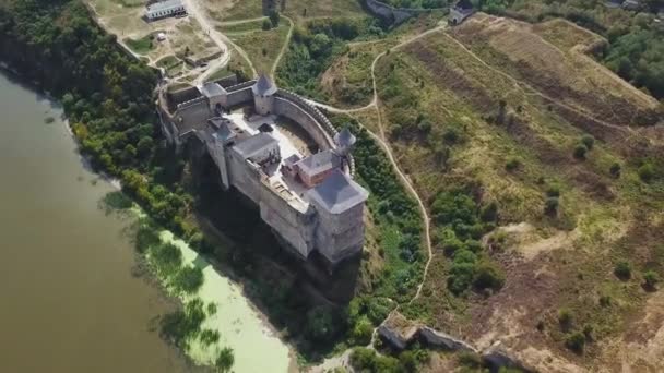 Вид с воздуха на средневековый замок у реки — стоковое видео