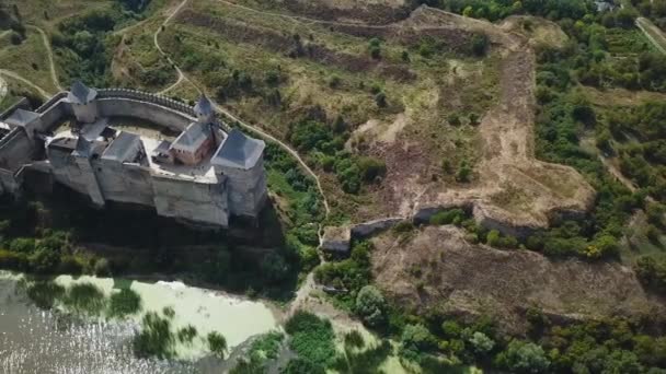 Vue aérienne du château médiéval près de la rivière. Château Hotyn en Ukraine — Video