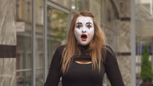 Funny female mime in street shows pantomime. Emotion of fear — Stockvideo