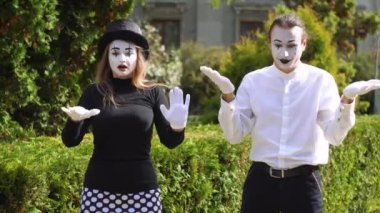 Görünmez bir cam kutu ya da duvarın arkasında iki komik pandomimci. Parkta iki pandomim gösterisi