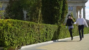 Tiyatronun yakınındaki parkta yürüyen iki mutlu pandomimci. Randevuda iki mutlu pandomimci