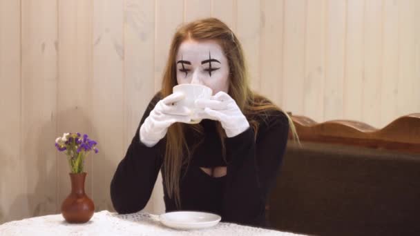Funny female mime drink coffee in the cafe — 图库视频影像