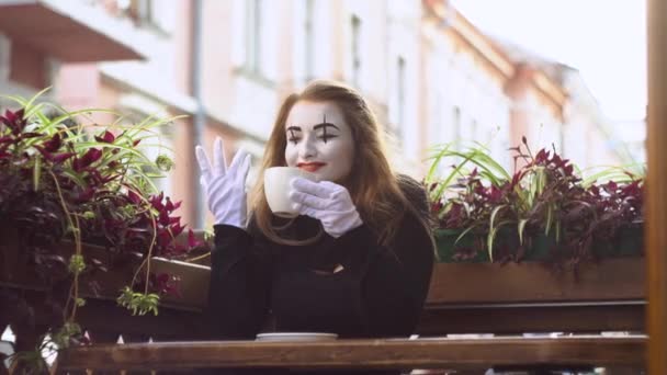 Engraçado mime feminino beber café no café de rua — Vídeo de Stock