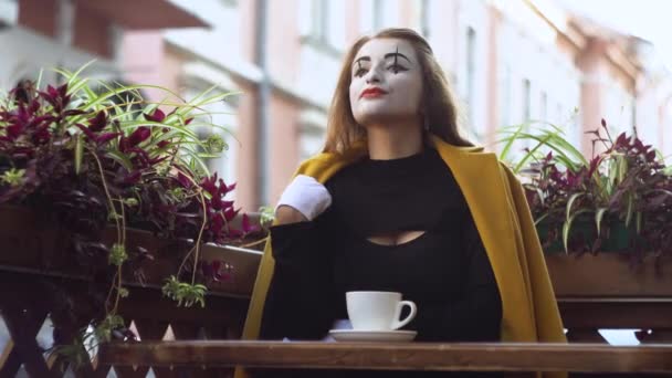 Zabawna kobieta mim pić kawę w ulicznej kawiarni — Wideo stockowe
