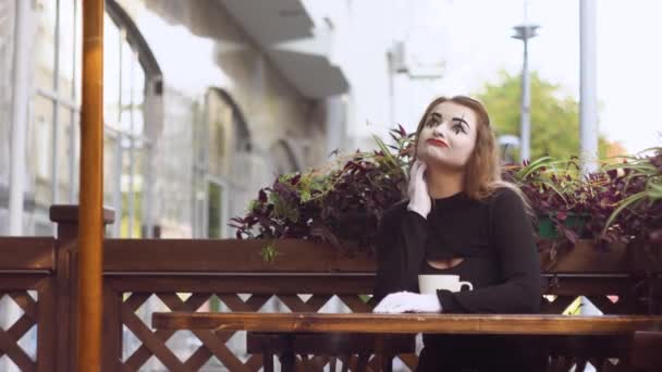 Two happy mime on a date in the cafe. Happy man giving a flower to his girlfriend — Wideo stockowe