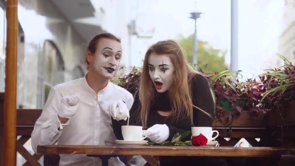 Two happy mime on a date in the cafe. Romantic date — Stock Video