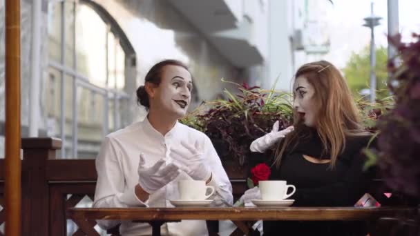 Deux mime heureux à un rendez-vous au café. Date romantique — Video