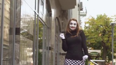 Sokakta komik kadın pandomim gösterisi