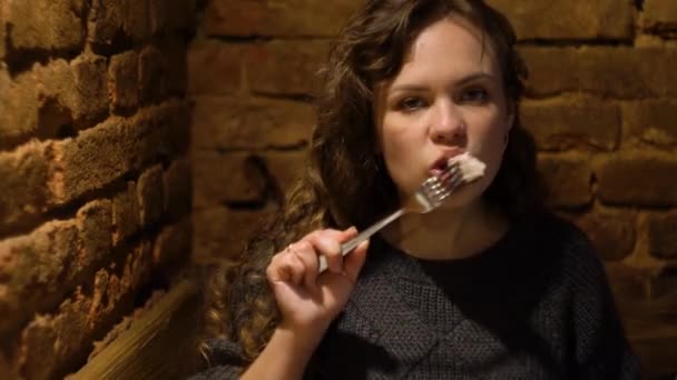 Νεαρή γυναίκα τρώει φρέσκο κρέας στην παμπ εστιατόριο — Αρχείο Βίντεο