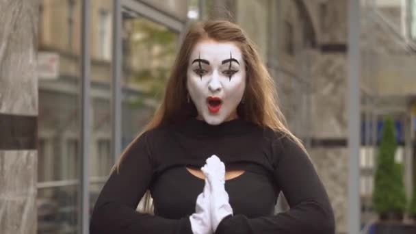 Mimo femenino divertido en la calle muestra pantomima. Emoción de asombro — Vídeos de Stock