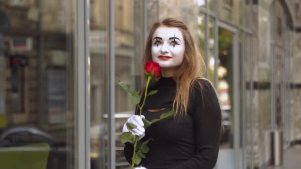 ตลกผู้หญิง mime ในถนนที่มีดอกไม้ — วีดีโอสต็อก