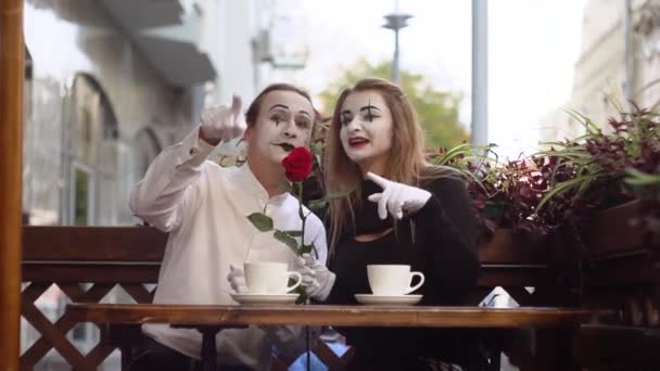 Twee gelukkige mime op een date in het café. Romantisch afspraakje — Stockvideo