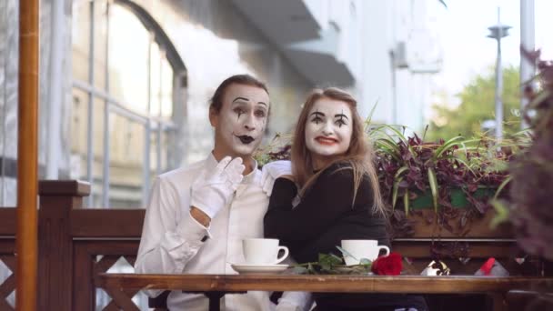 Δύο χαρούμενους μίμους σε ένα ραντεβού στο καφέ. Ρομαντική ημερομηνία — Αρχείο Βίντεο