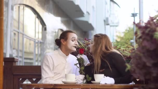 Dos mimo feliz en una cita en el café de la calle. Fecha romántica — Vídeos de Stock