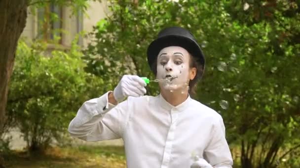 Fun mime foukání mýdlové bubliny venku — Stock video