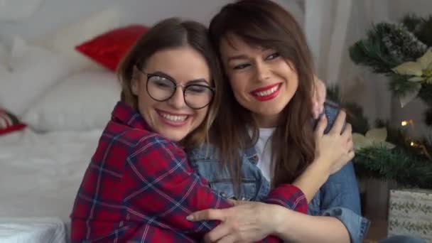 Две счастливые женщины в студии смотрят в камеру — стоковое видео