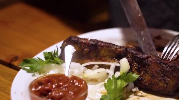 Fiatal nő eszik friss húst étterem pub — Stock videók