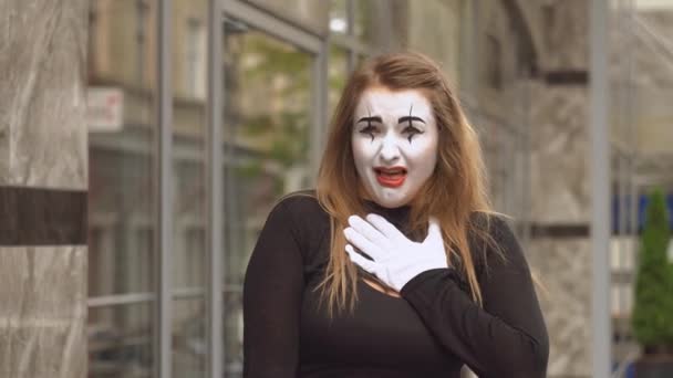 Funny female mime in street shows pantomime. Emotion abomination — Stock Video