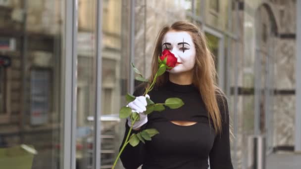 Drôle femelle mime dans rue avec fleur — Video
