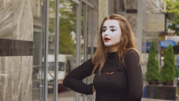 Funny female mime in street shows pantomime — Stock Video