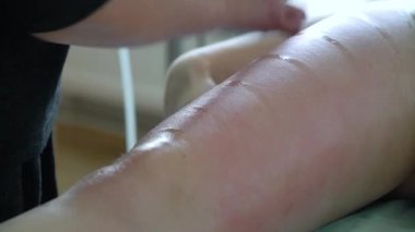 Genç bir kadın güzellik salonunda anti-selülit ve anti-yağ terapisi görüyor. Vücut bakımı. Donanım kozmetolojisi