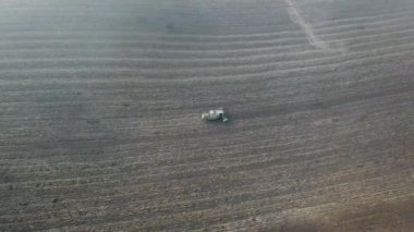 Utah, Usa, 20 Ekim 2019: Hasatçı Claas 'ın sonbaharda sahadaki son tarımsal operasyonları. Modern hava manzarası tarlada buğday hasadını birleştiriyor