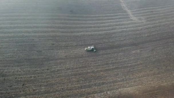 UTAH, USA, OCT 20, 2019: Las operaciones agrícolas finales de la cosechadora Claas en el campo en el otoño. Vista aérea de la cosechadora moderna de trigo en el campo — Vídeos de Stock