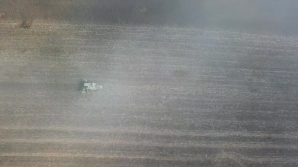 UTAH, USA, OCT 20, 2019: Las operaciones agrícolas finales de la cosechadora Claas en el campo en el otoño. Vista aérea de la cosechadora moderna de trigo en el campo — Vídeos de Stock