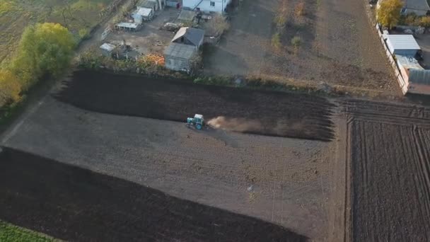 Widok z lotu ptaka na końcowe operacje rolnicze starego ciągnika na polu jesienią — Wideo stockowe