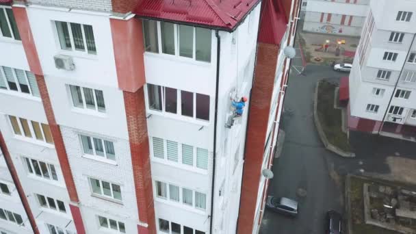 Industriell klättrare målar fasaden på en ny byggnad — Stockvideo