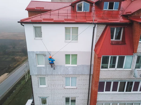 Escalador industrial pinta la fachada de un nuevo edificio —  Fotos de Stock